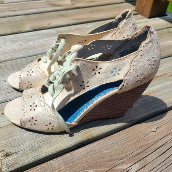 Beige and Gold Eyelet Lace-up Wedge Heels - Vintage Y2K - Picture 3 of 7